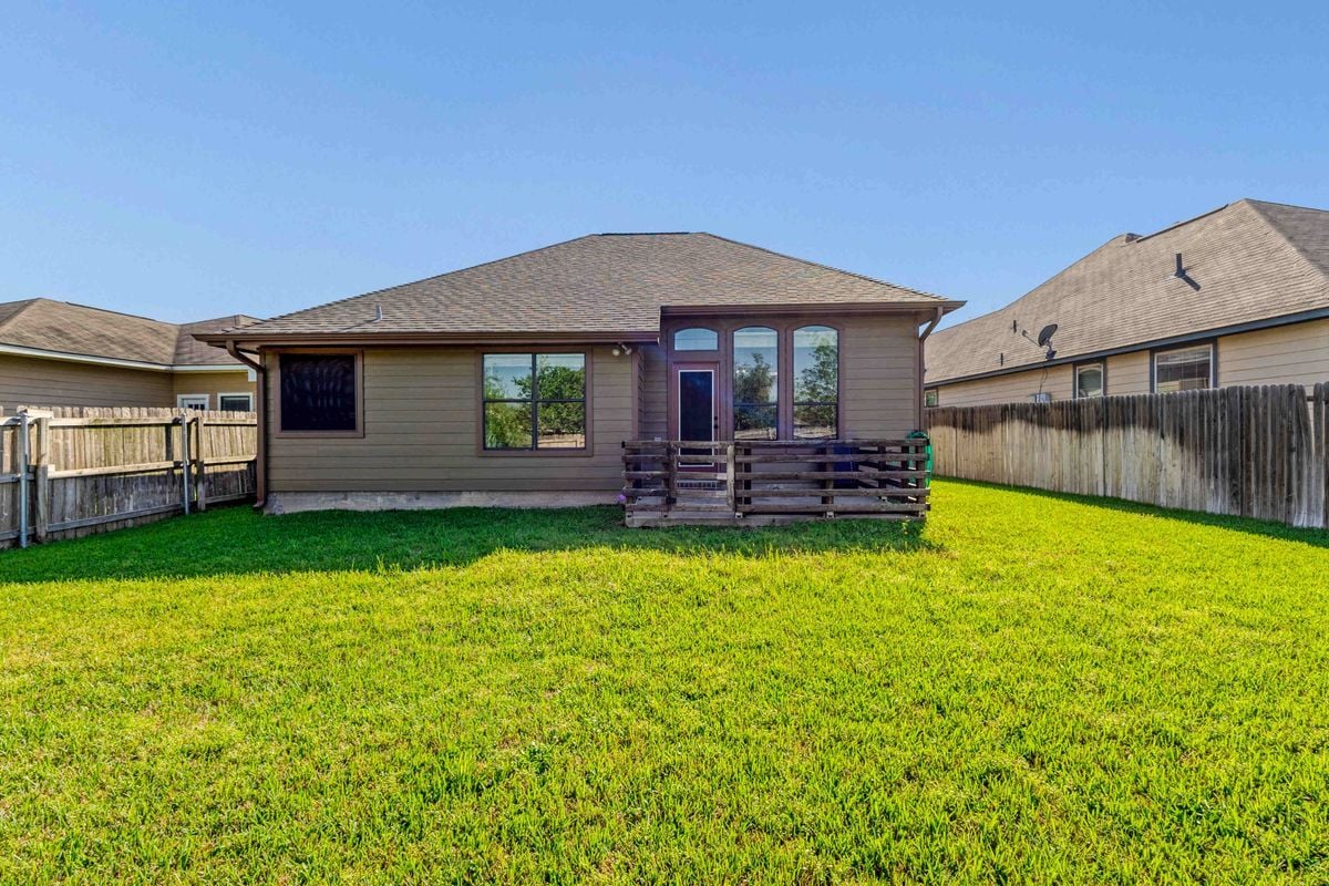 Building Photo - 203 Simi Dr