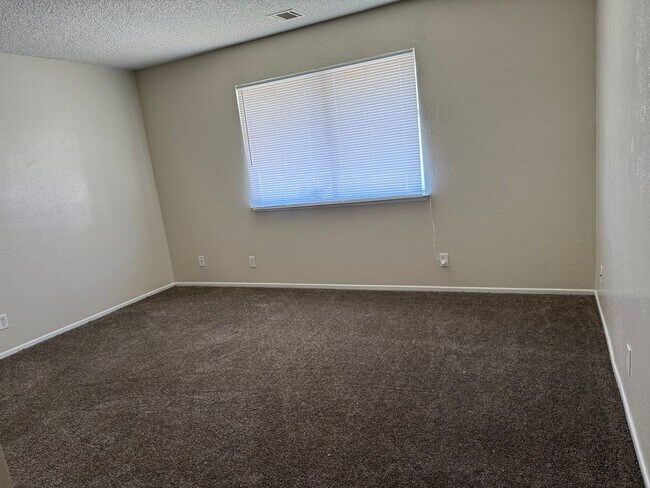 Building Photo - Apple Valley- Four Plex- 2 Bedrooms, 2 Bat...