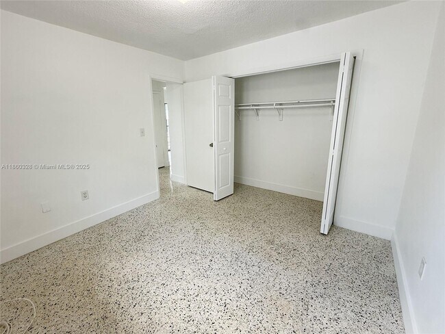 Building Photo - 635 SW 7th Ct