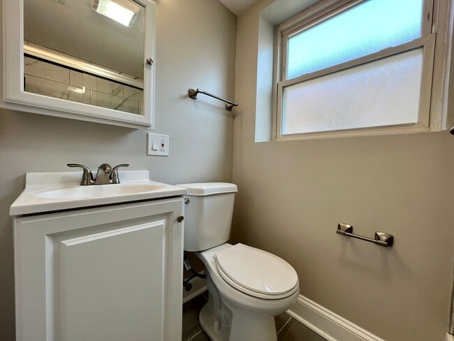 Building Photo - 6023 N. Fairfield-1W