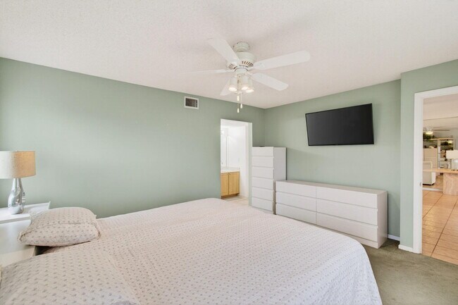 Building Photo - 5851 Parkwalk Dr