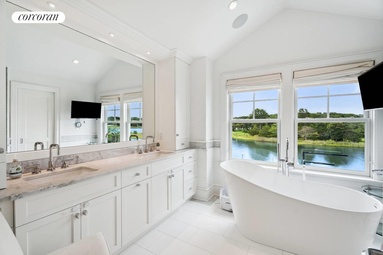 Building Photo - 34 E Beach Dr