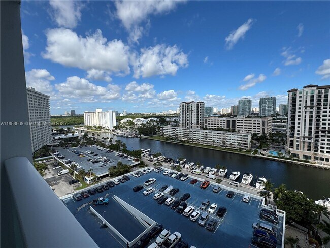 Building Photo - 100 Bayview Dr