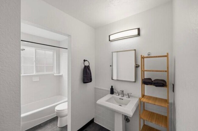 Building Photo - 3135 Messinger Dr