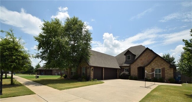 Building Photo - 5608 SW Gunstock Rd