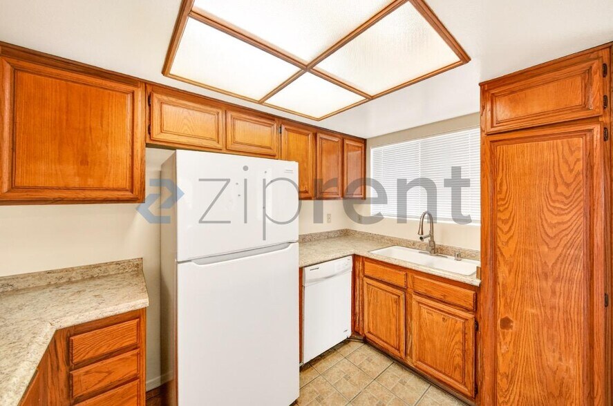 Building Photo - 1004 E Garfield Ave