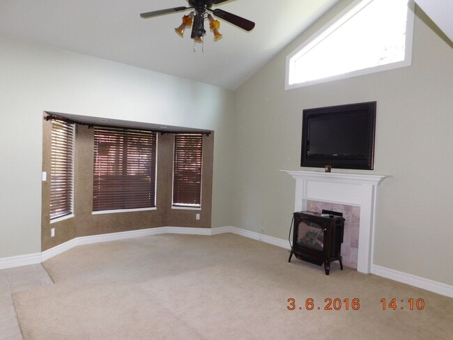 Building Photo - Beautifully Custom Updated 3BD/1.5BA Home ~ Gorgeous Kitchen & Master Bedroom!
