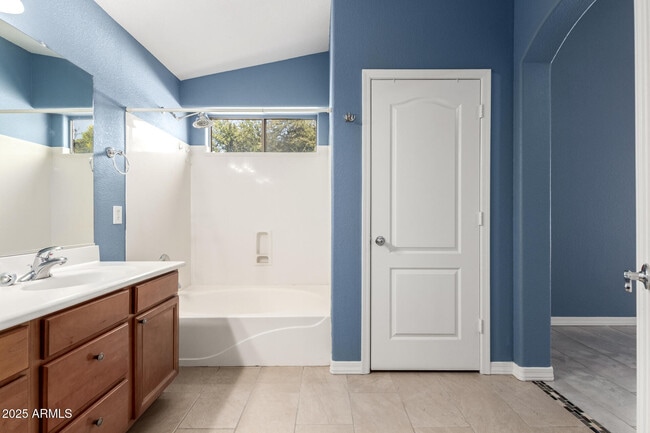 Building Photo - 3888 E Bancroft Ct