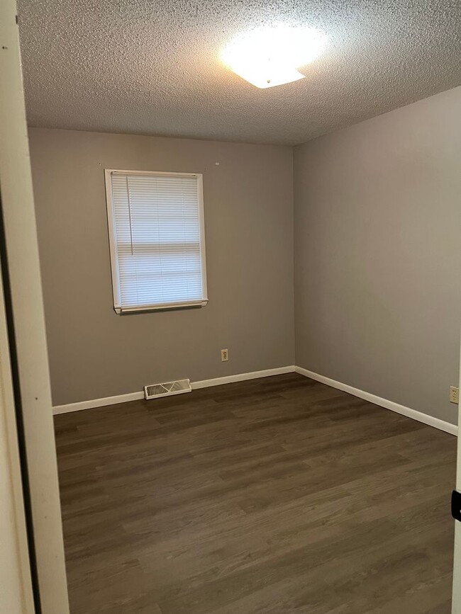 Building Photo - **Fall Move In Special**Updated 2 bedroom,...