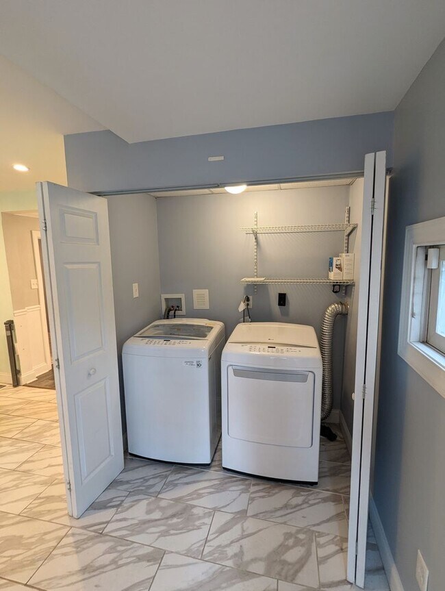 Building Photo - Spacious 3 bedroom 2.5 Bathroom Single Family Home (Mt Washington)