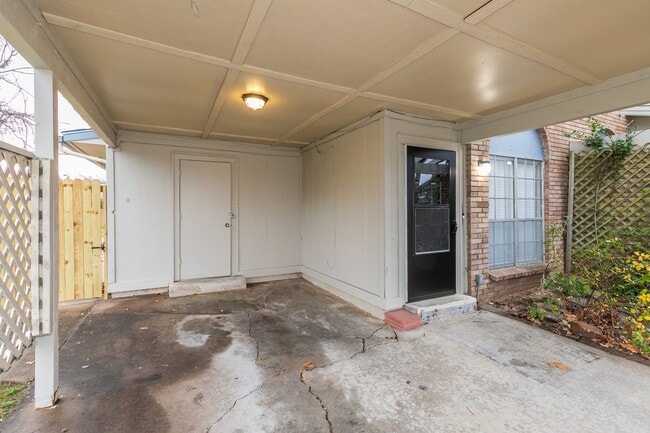 Building Photo - 2 Bed | 1.5 Bath East Tulsa with Spacious Back yard!