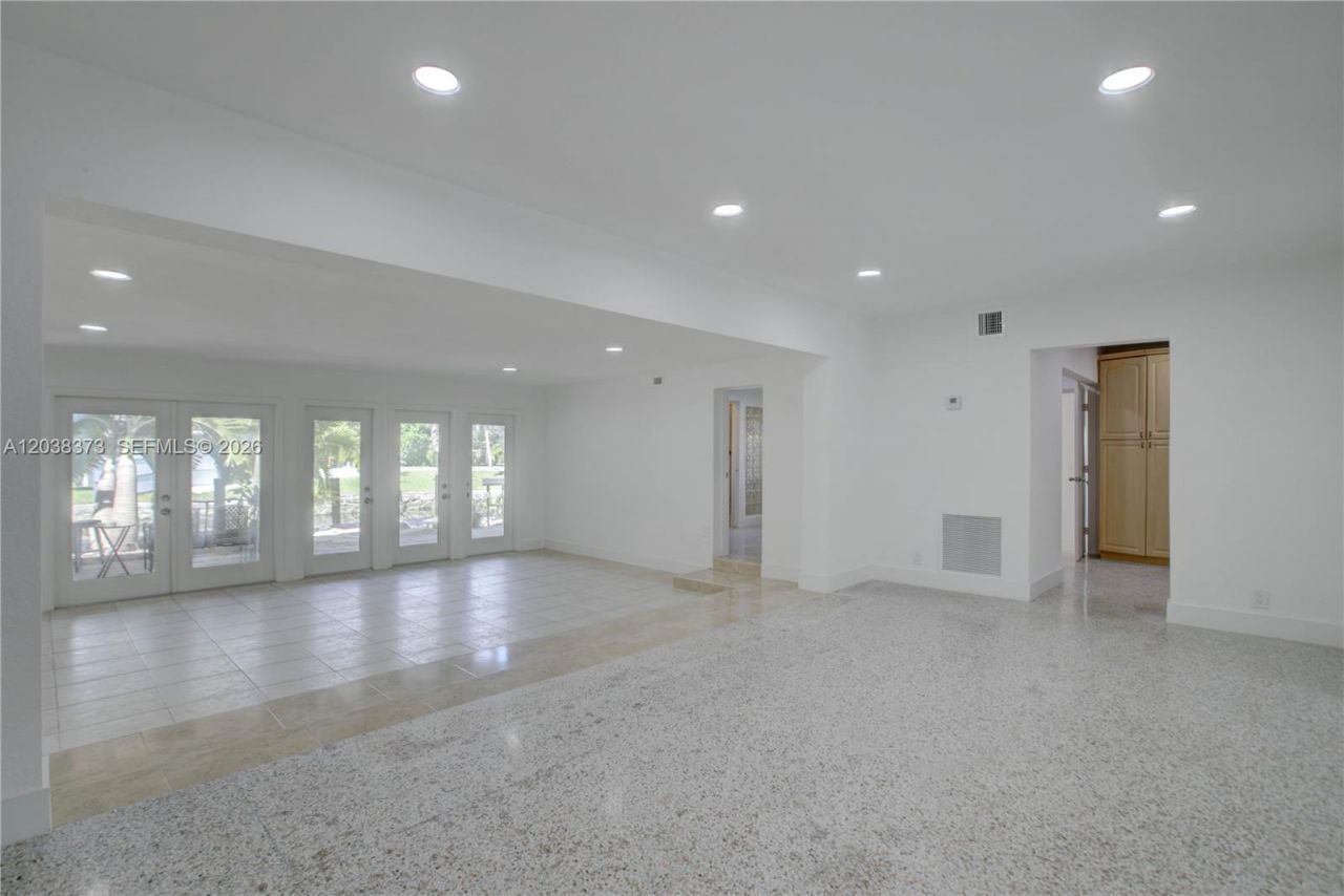 Building Photo - 616 SW 11th Ct