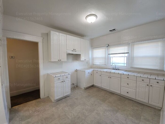 Building Photo - Move in ready. 3 bedrooms/ 1.5 bath, yard,...