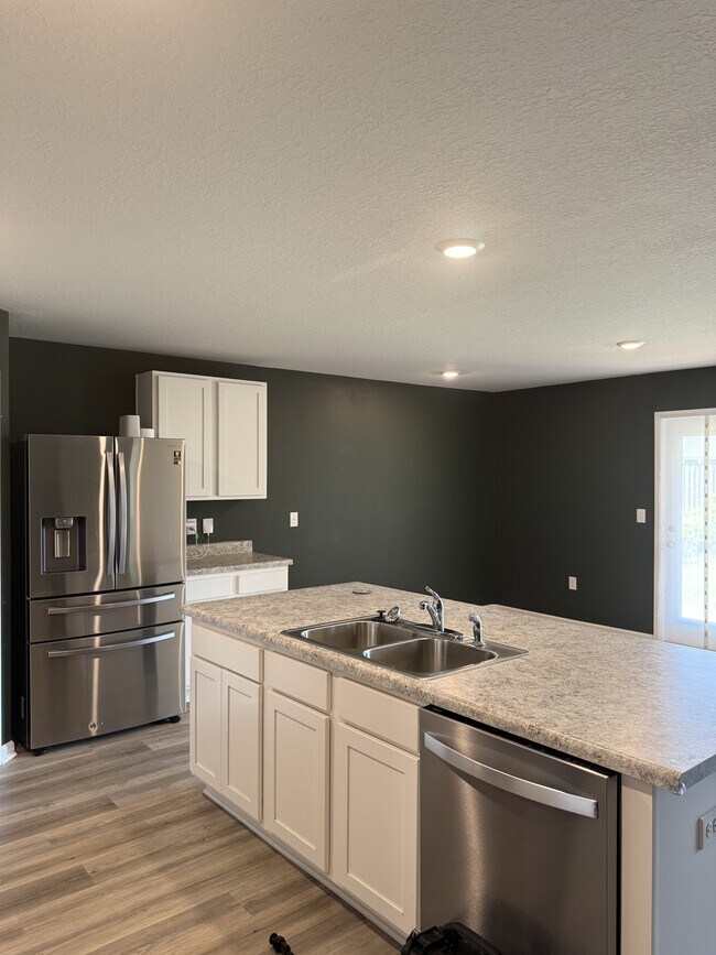 Building Photo - 5462 Peach Dr