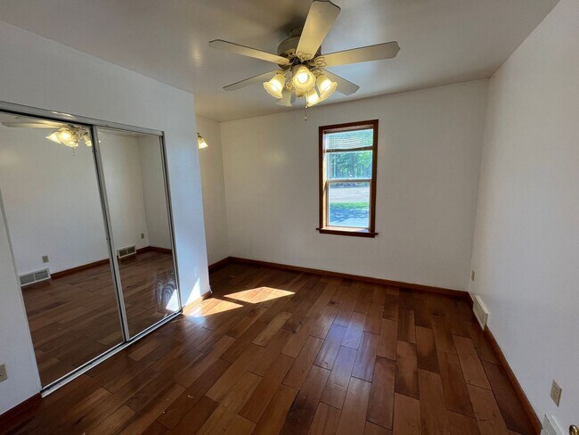Building Photo - 714 4th St