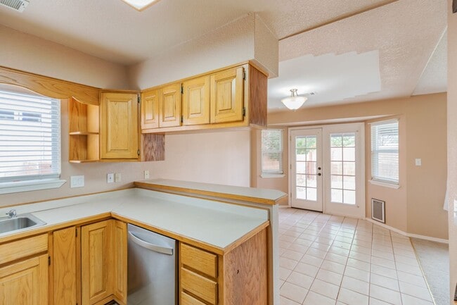 Building Photo - 3 Bedroom 2 Bath Home