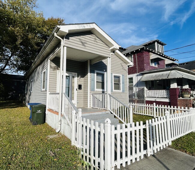 Building Photo - 242 W 28th St