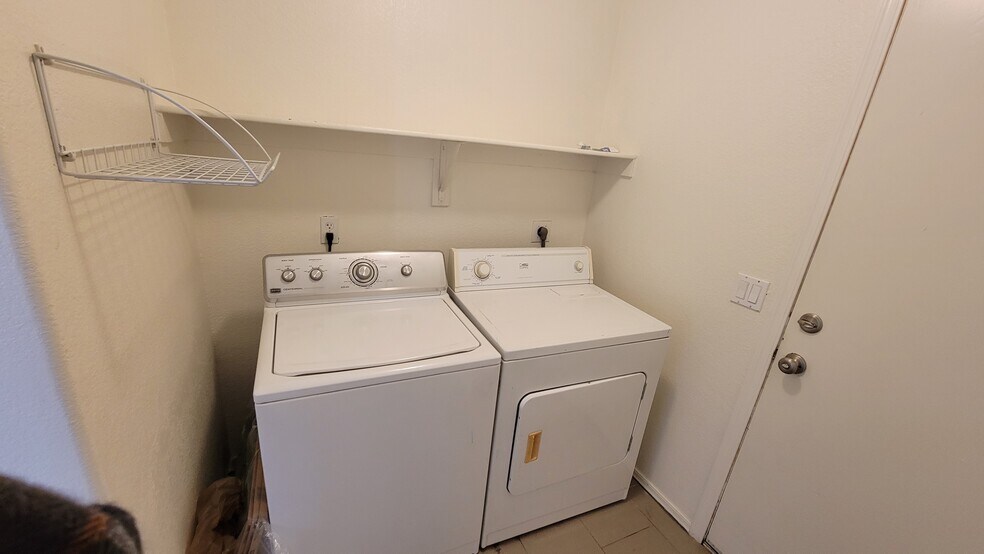 Building Photo - 2455 E Sheffield Ave