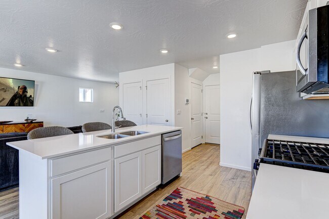 Building Photo - 3 BEDROOM Long Valley Townhome with all the Amenities