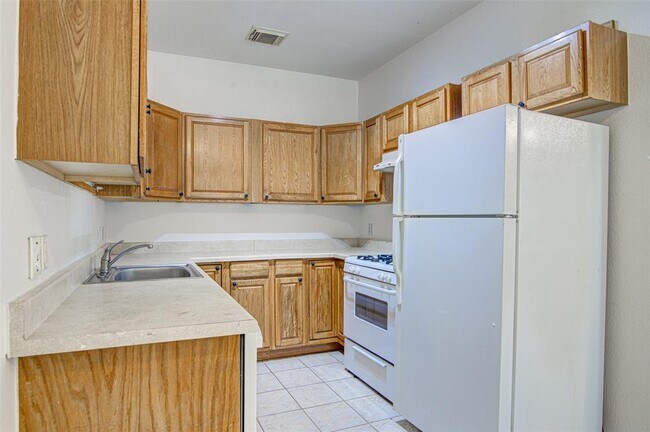 Building Photo - 4605 Ribbecke Ave
