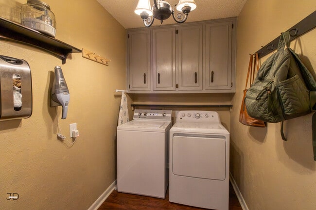 Building Photo - 5604 Greentree Ave