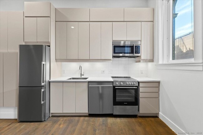 Building Photo - 124 Temple St