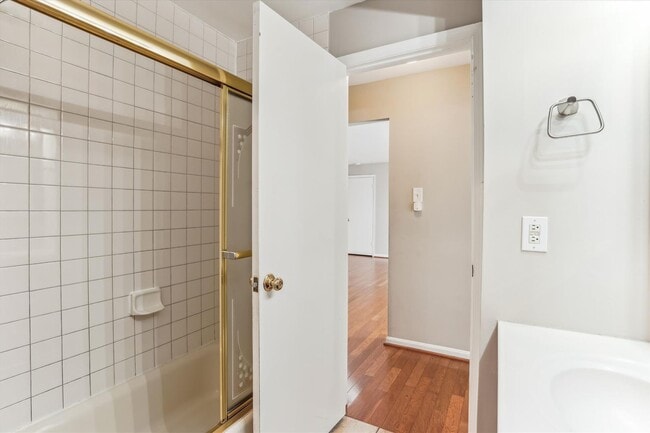 Building Photo - Lovely 2br/1bth ground level condo, close ...