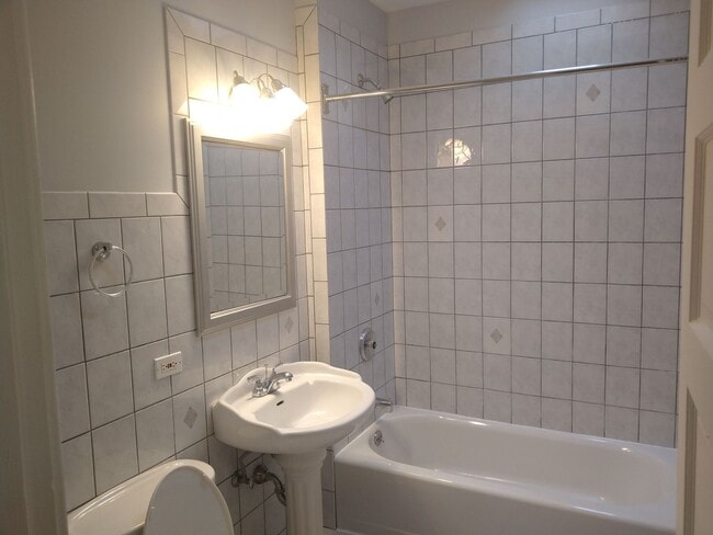 Building Photo - Nice Newly Remodeled 2Br, 1Bth, 2nd Floor -parking included