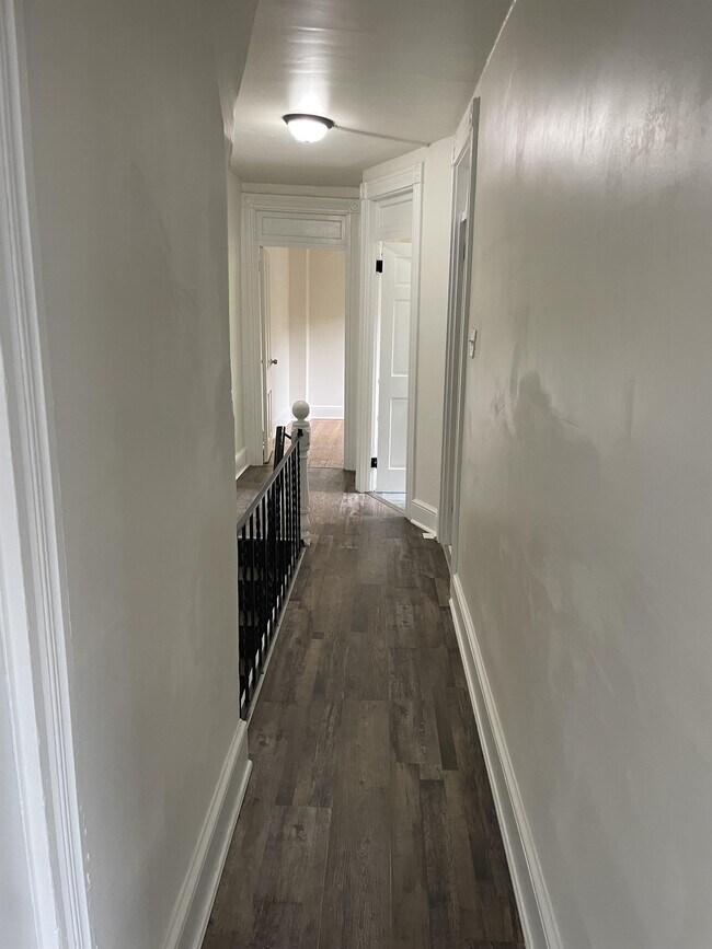 Building Photo - 521 Howard Ave