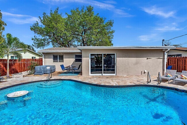 Building Photo - 4633 SW 28th Ave