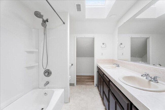 Building Photo - 2717 Knollwood Dr