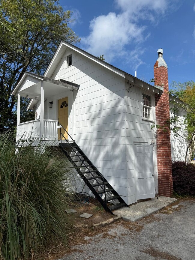 Primary Photo - Renovated Move In Ready Apartment Just Min...
