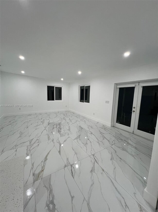 Building Photo - 424 Lavilla Dr