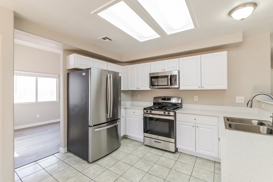 Building Photo - 2205 Farmouth Cir