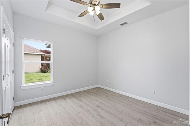 Building Photo - 17 Esperanza St
