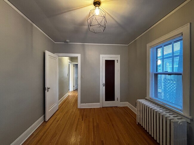 Building Photo - 104 6th Ave N