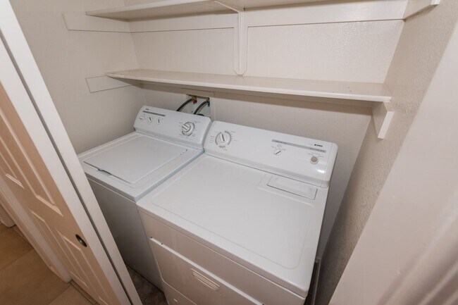 Building Photo - Large Corner Lot Home with 3 Bedrooms, 2 Baths, Central A/C, Washer & Dryer included!