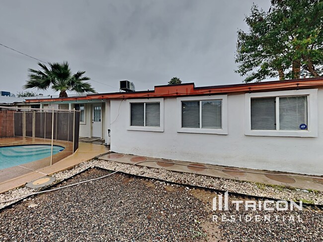 Building Photo - 4035 W Las Palmaritas Dr