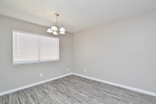 Building Photo - 645 N Arrowhead Dr