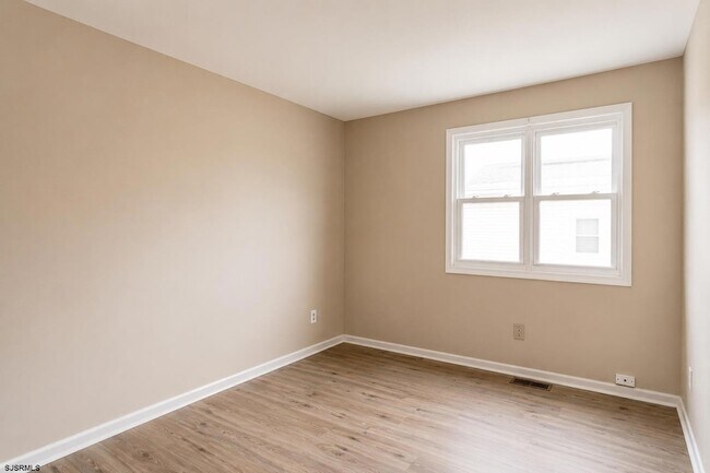 Building Photo - 610A N Victoria Ave