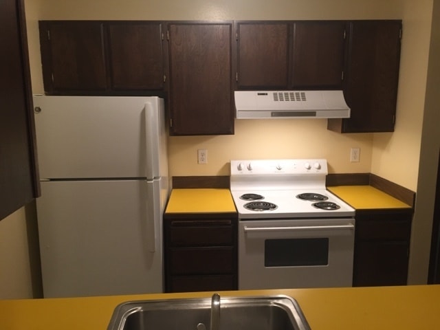 Building Photo - 1 Bedroom Condo close to Washington Square with seasonal outdoor pool and move in special!