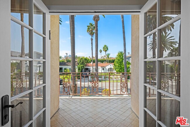 Building Photo - 224 S Palm Dr