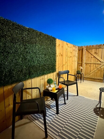 Building Photo - 104 N Dove St