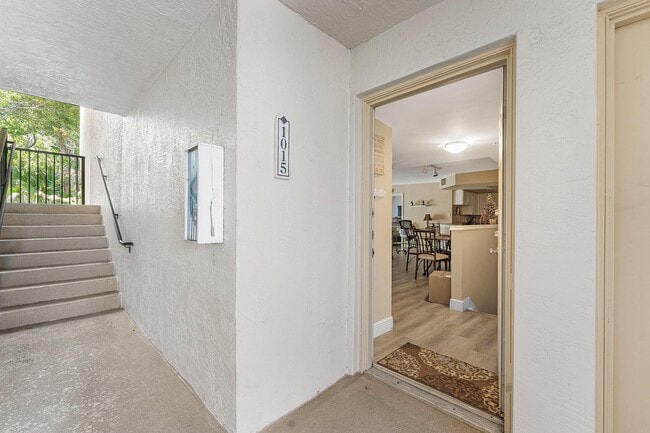 Building Photo - 1000 Crestwood Ct S