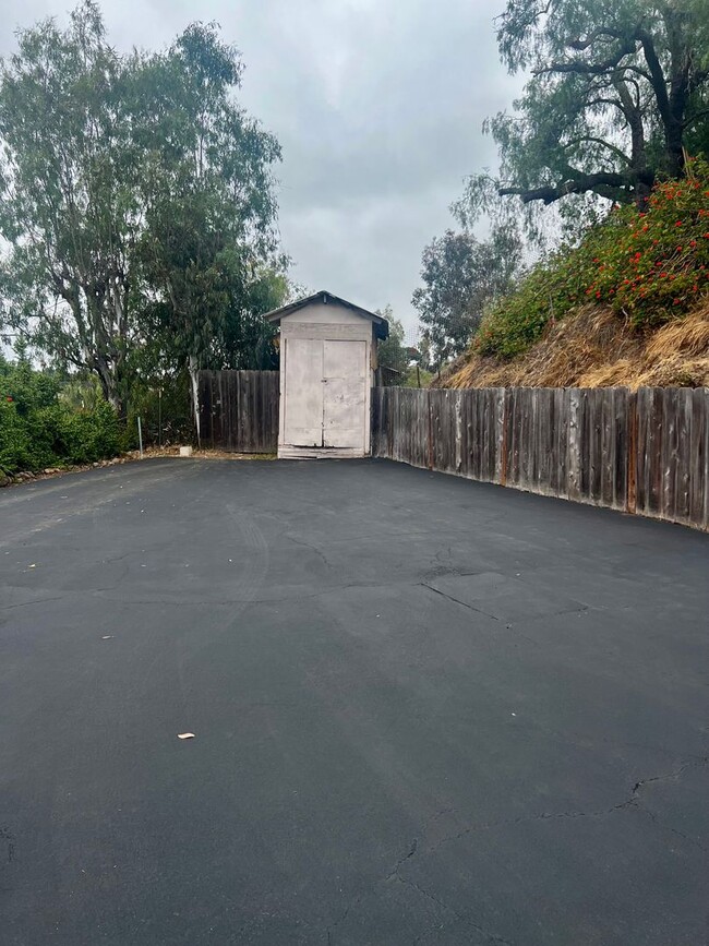 Building Photo - Hidden Gem with Views! 2 bedroom, 1 bathroom