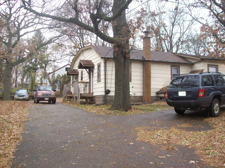 Building Photo - 821 Ravencrest Ave