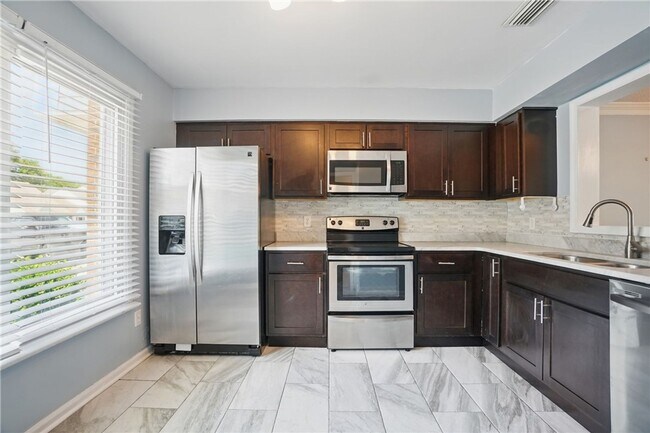 Building Photo - Stylish Townhouse in Prime VA Beach Location!