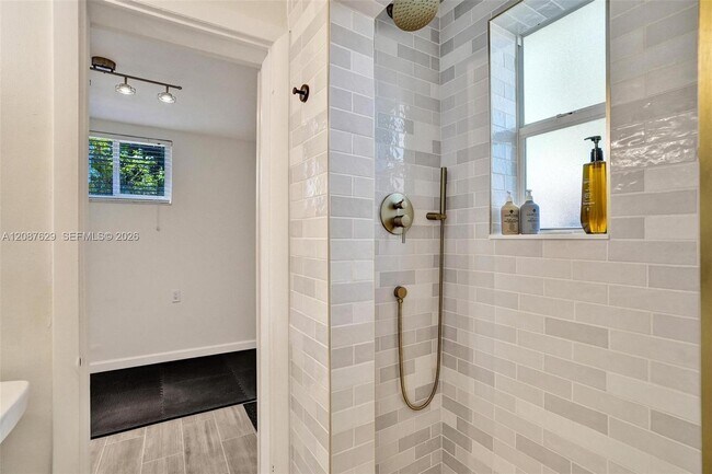 Building Photo - 712 S 15th Ave