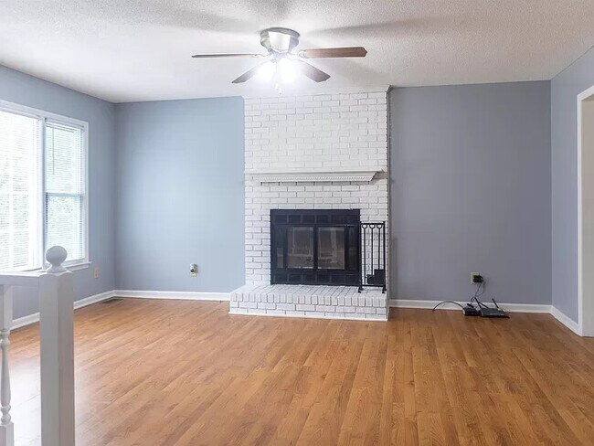 Building Photo - 725 E Cardinal Dr