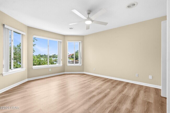 Building Photo - 2718 Country Club Dr